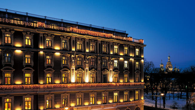 酒店外观——欧洲大酒店在夜色中灯火阑珊着，辉煌而独立。