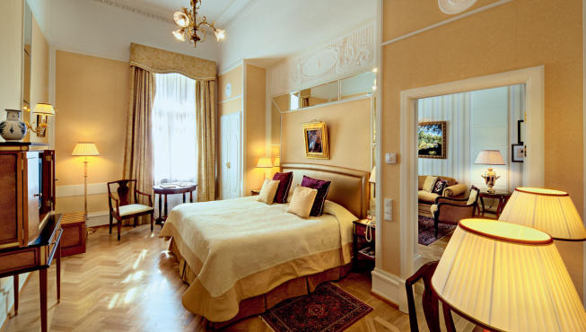 酒店客房——房间色调优雅素净，十分典雅美丽。  