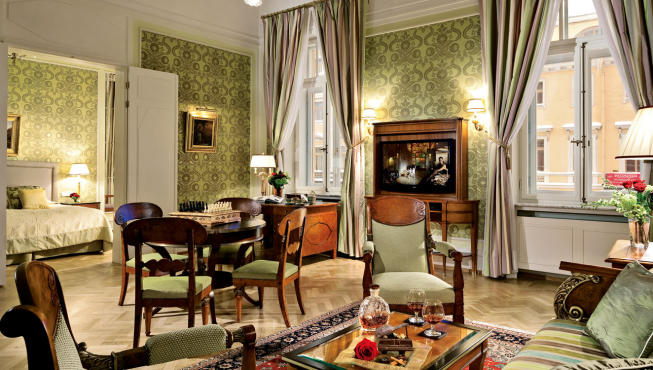 酒店客房——所有房间都摆设有古典家具，其强烈的上世纪用色对比呈现了俄国世纪之交的优雅。