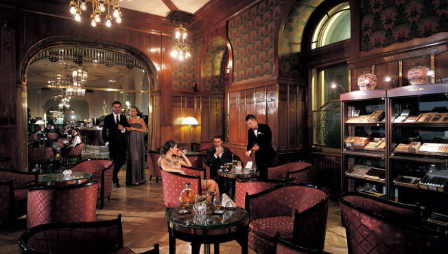 大堂酒吧——坐在温馨古典的酒吧品尝俄罗斯最好的鸡尾酒，领略二十世纪初俄国风格的宏伟。