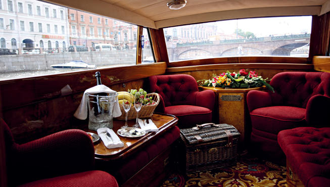 游艇舱内——在雨过初晴、金色的阳光洒满运河时，我们静品一杯美酒。