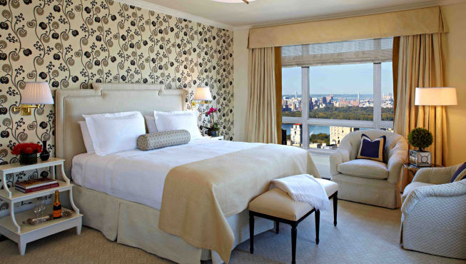 豪华塔楼客房 Deluxe Tower Room——由著名室内设计师 Alexandra Champalimaud 设计，是眺望曼哈顿风景线的最佳位置。