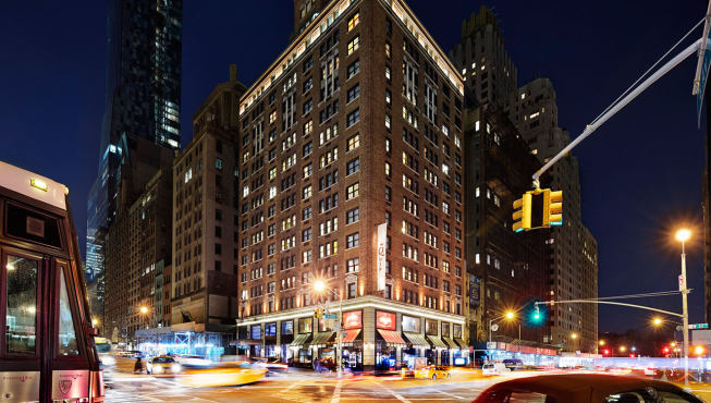 酒店坐落在曼哈顿第六大道57街口，毗邻百老汇、卡内基音乐厅等，处在纽约的艺术中心。