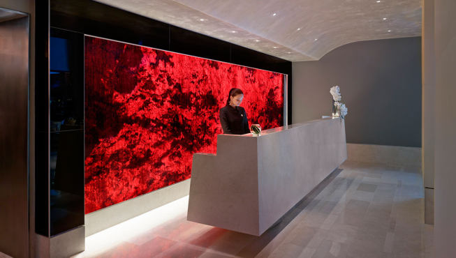 室内设计简洁明快，前台的红色背景墙十分活泼亮丽。