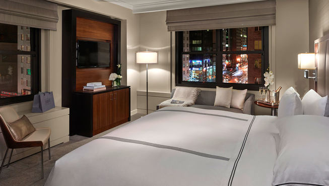 躺在舒适的房间里欣赏窗外繁华的曼哈顿夜景，感受最真实的纽约。