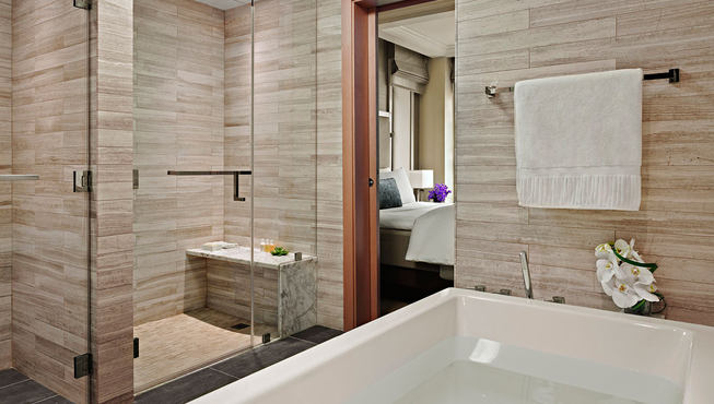 雨淋式的淋浴设施和独立的浴缸可让你放松到极致。