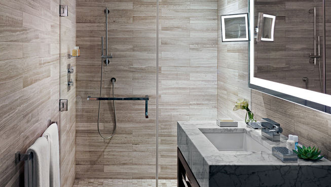 浴室使用的材料以大理石为主，使整个空间洁净光亮。