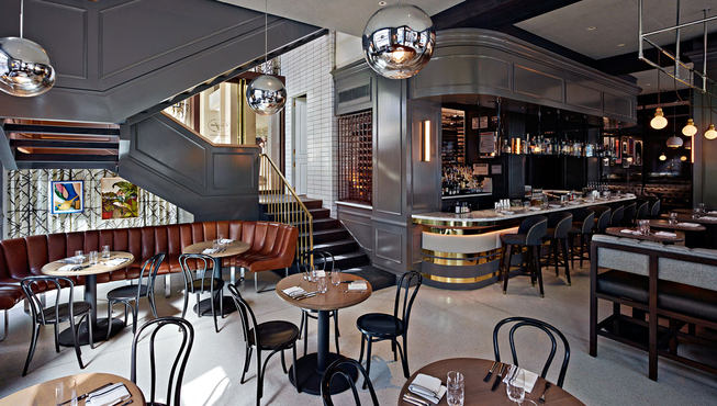 The Wayfare餐厅是70年代风格，装点着一些现代艺术画作。