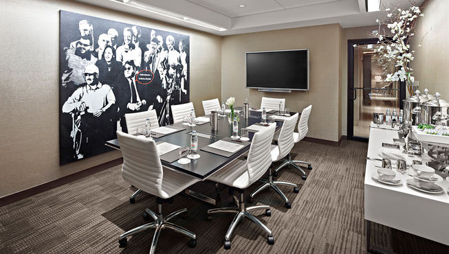 酒店拥有高级的会议设备和多种有格调的会议场地，是举办高级会议、活动的好地方。