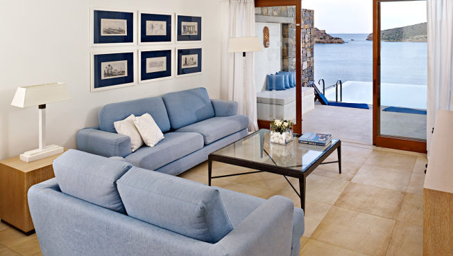 连续多年荣登Condé Nast Traveler最佳酒店榜单，并在2014年的榜单希腊地区中位居第一。