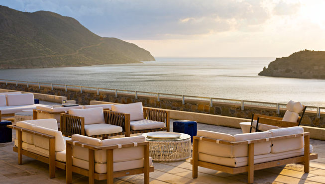 在爱琴海上的蓝色宫殿中尽享旖旎风光，投入蓝天碧海怀抱之中，你会眷恋不舍这天堂般的生活。