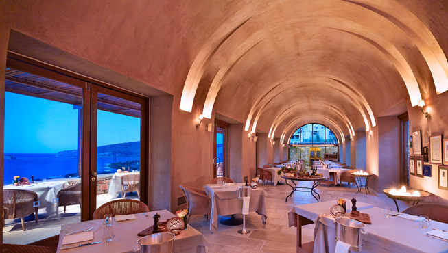 酒店五间餐厅包罗各国菜式，传统希腊菜、亚洲菜、意大利菜，还包括一间牛排馆，环境充满奇幻风格。