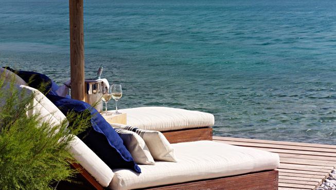 来到爱琴海怎能错过享受希腊的阳光和海滩，在酒店私人海滩畅游或晒日光浴都是不错的选择。