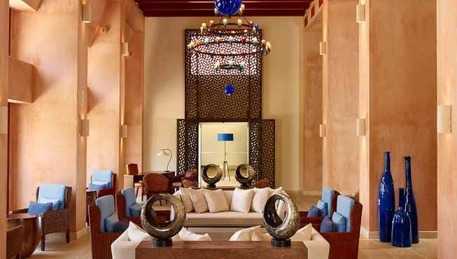 作为喜达屋集团旗下至尊精选品牌酒店（Luxury Collection）的一员，蓝色宫殿怀有一个重要使命，就是向每一位宾客，提供如岛上美景一样令人神往的入住体验。