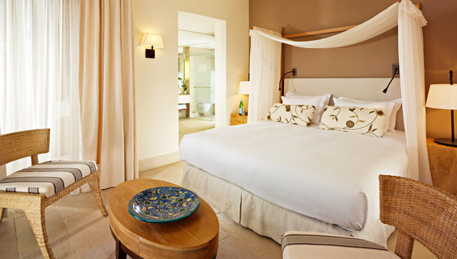 所有客房的豪华睡床均特别选用320针纯棉缎条床单，并提供各式枕头选择，一定会使你舒适地一晚酣睡至天明。