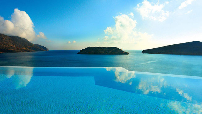 酒店房间共有私人泳池142个，大部分都是无边泳池，其中有些更具有恒温功能。