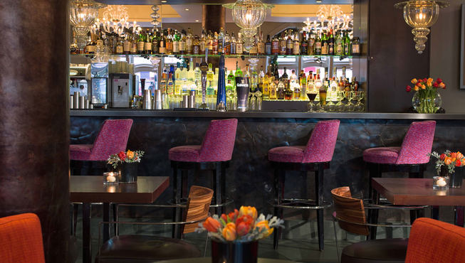 酒吧兼餐厅环境现代而时尚，供应时令英式菜肴、优质葡萄酒和鸡尾酒。