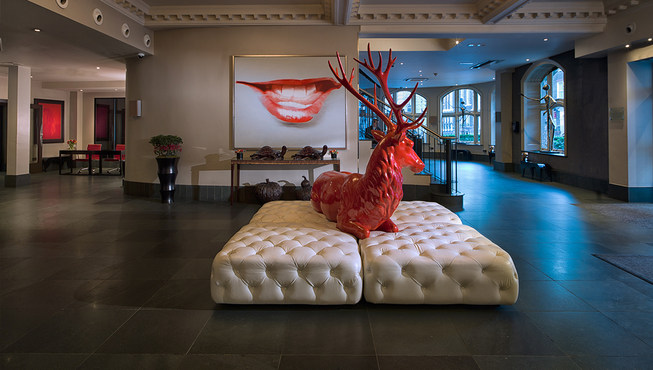 大堂中高雅尊贵的红鹿静候您的光临。