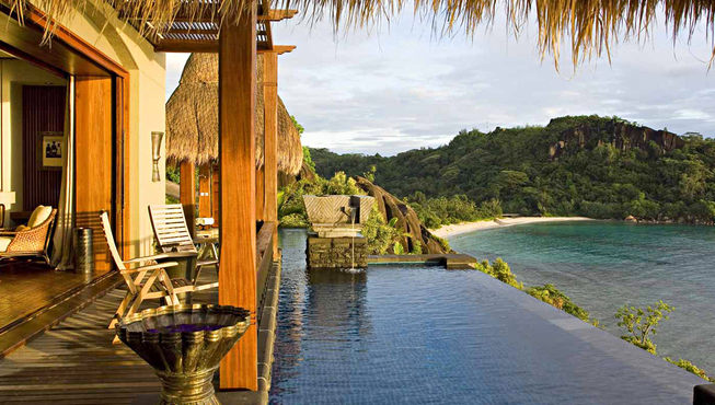 一些别墅在半岛的半山腰，隐匿于郁郁葱葱的热带植物中