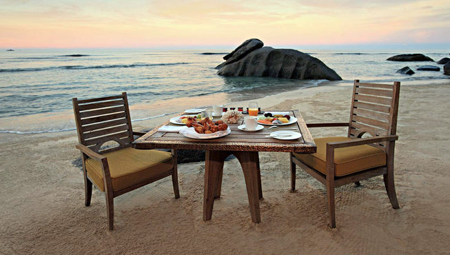 黄昏时分，夕阳晚餐，浪漫的氛围