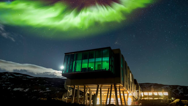 北极圈以内地区在每年9月中旬到次年3月的半年时间中可以观测到北极光，如深秋的11月和初春的2-3月份最佳。而冰岛是世界上唯一可全境观看北极光的国家。  