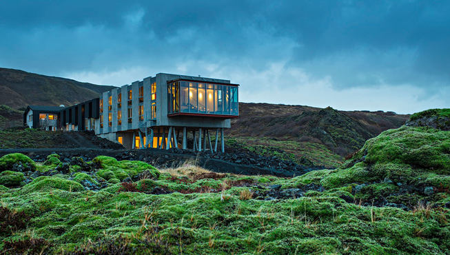 这里长满青苔，视野开阔，享有辛格瓦德拉湖和群山美景。