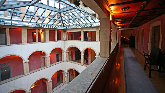 酒店建筑建于文艺复兴时期，中间是一个有着玻璃屋顶的庭院。