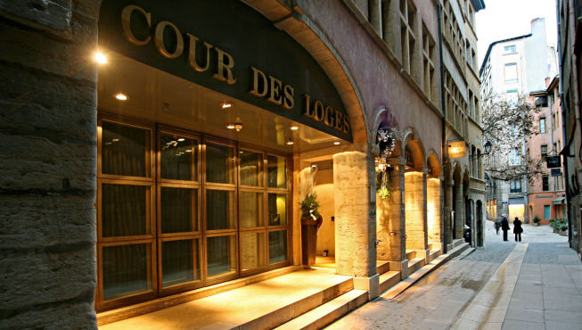 里昂庭院酒店坐落在有着悠久历史的里昂旧城区，散发着浓浓的文艺复兴风格。