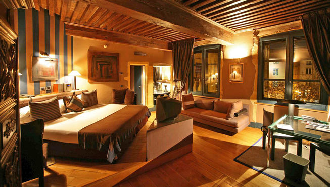 墙上装饰着艺术家的画作或一些有意思的工艺品，随意而温馨。