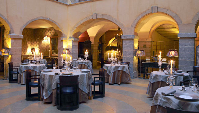 Les Lodges餐厅的玻璃屋顶给使得这个空间拥有充足的自然光线。