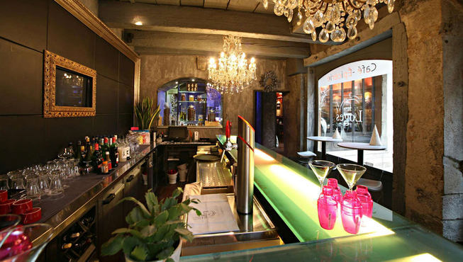 酒吧小巧精致，并向你提供可口好酒。