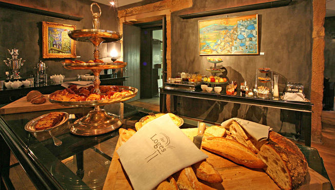 餐厅提供由新鲜食材精心烹制而成的美食，让你大饱口福。