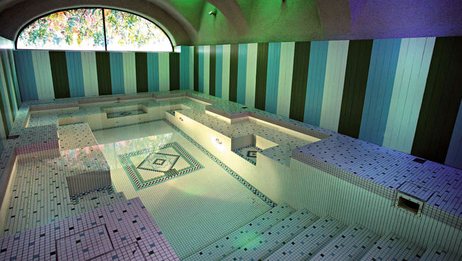 水疗中心旁有一个室内恒温泳池，同样拥有文艺复兴时期的风格。