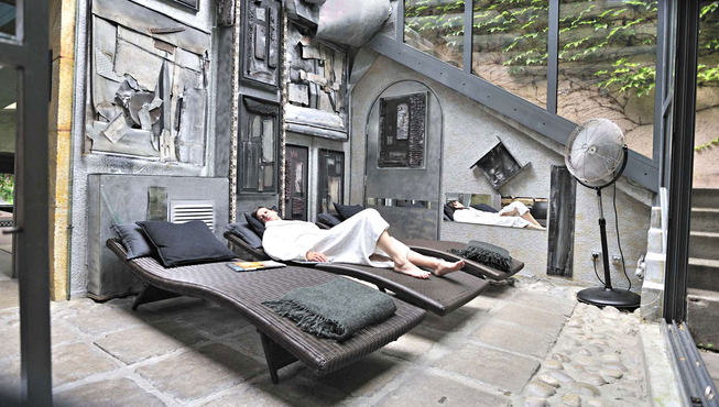 水疗中心设有按摩室、桑拿房和入耳其浴室，健身房则配备了各种健身器材。