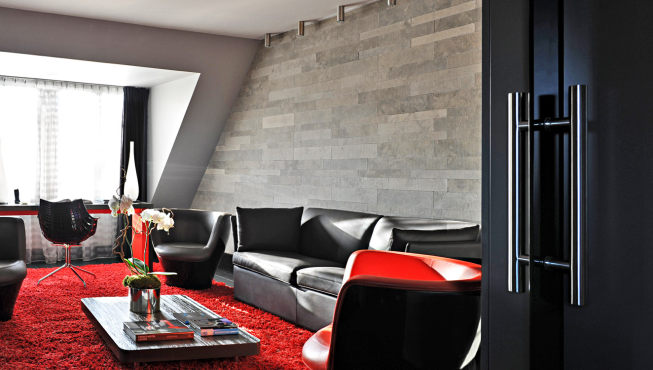 红色地毯配上柔和的灰色墙壁，黑色真皮沙发，尽显时尚