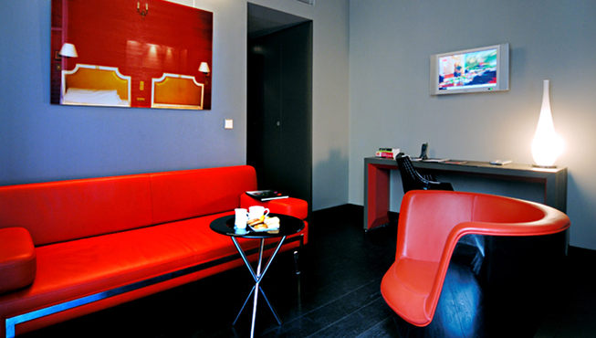 客厅红色的沙发，洋溢着热情的氛围