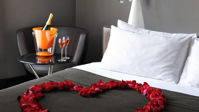 张卧床都辅以镀铬框架和深色真皮床头为装饰