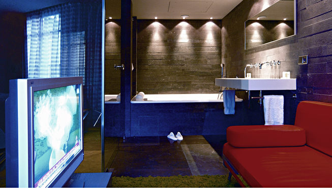 房间中均配备了最为先进技术的配套设施，浴室以石材为装饰风格