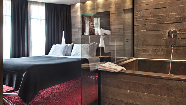 以玻璃幕墙与卧室进行分离