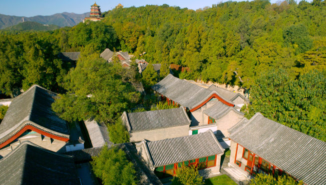 颐和安缦位于北京颐和园边上，宛若私家园林的布局