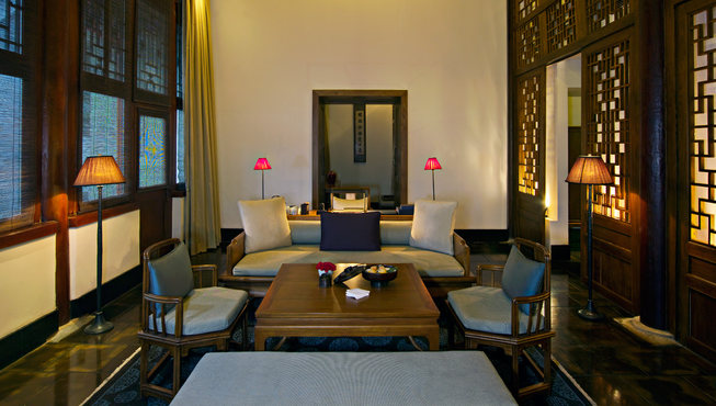 套房的起居室，安静素雅，中国风十足。