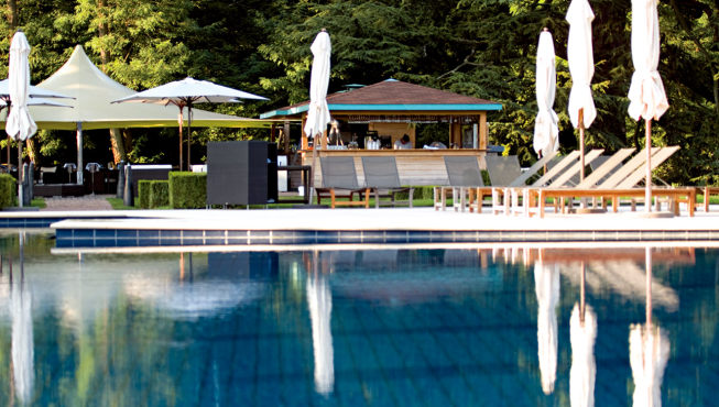 酒吧式餐厅建在泳池旁，根据不同季节提供当季瑞士特色菜。