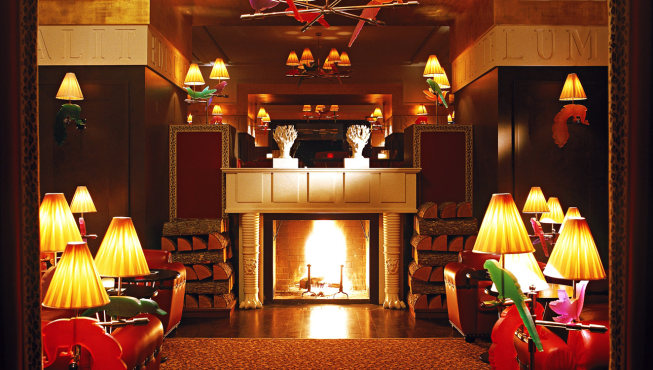 大厅装饰以实木木材为主，配上大量暖色调的台灯，内有一个壁炉，是一个十分温馨的空间。