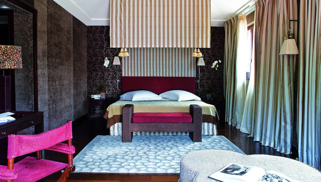 房间宽敞明亮，所用的布料柔软舒适，垂坠的窗幔为房间增加了华丽感。