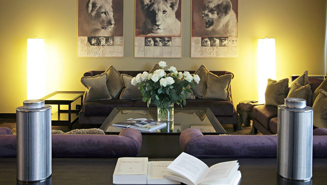 墙上挂着动物主题的画作，让房间更加生动活泼。