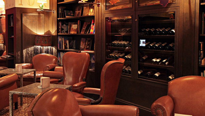 在柔软舒适的沙发上品酒、阅读，可为是最棒的休闲一刻了。