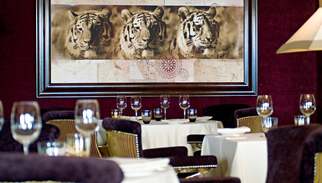 墙上的豹子图，让优雅高贵的餐厅多了一些野性的美丽。