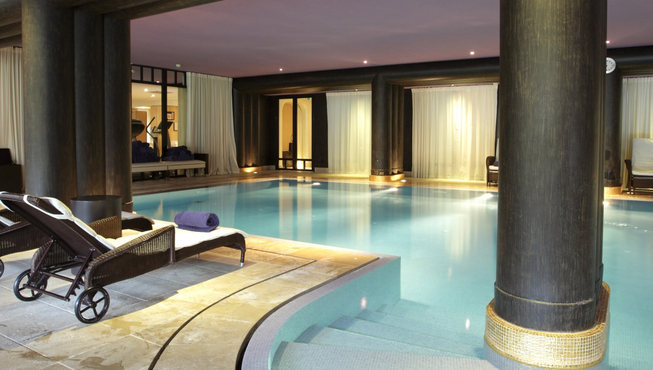 酒店健身房旁便是一个奢华的室内泳池，海水淡蓝颜色轻柔，即便只看看，也算是一种享受。