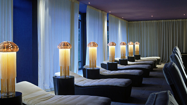 Spa的休息室同样没有采用主灯，金色水母型的台灯打造出奢华感，且为客人营造了一个适合小憩的氛围。