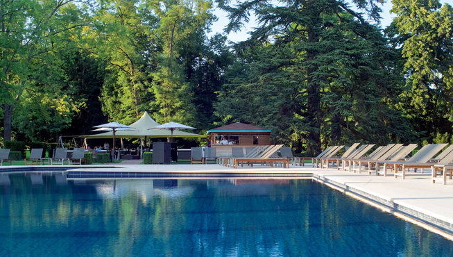 室外泳池池水碧蓝清澈，旁边便是池畔餐厅，餐厅安季节推出新鲜的时令菜品。